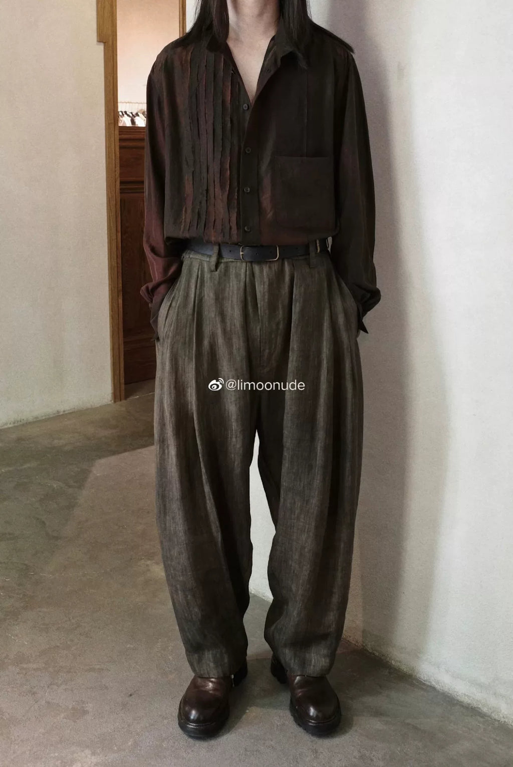 ziggy chen 23ss This is a cold-dyed rust-red accordion-pleated long-sleeved shirt