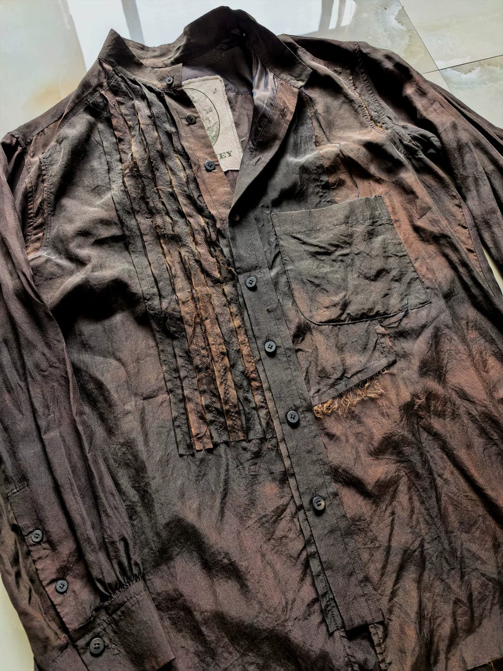 ziggy chen 23ss This is a cold-dyed rust-red accordion-pleated long-sleeved shirt
