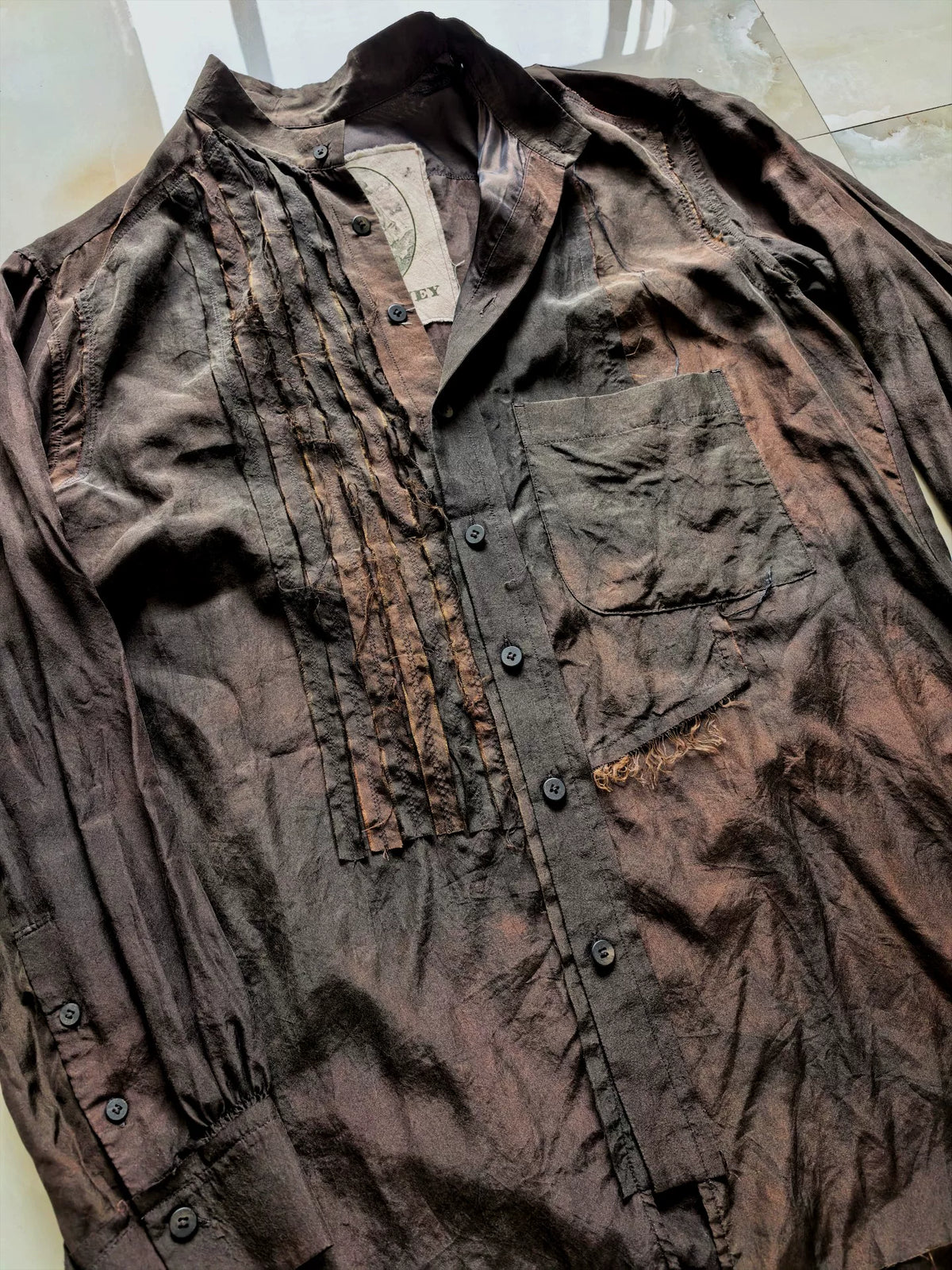 ziggy chen 23ss This is a cold-dyed rust-red accordion-pleated long-sleeved shirt