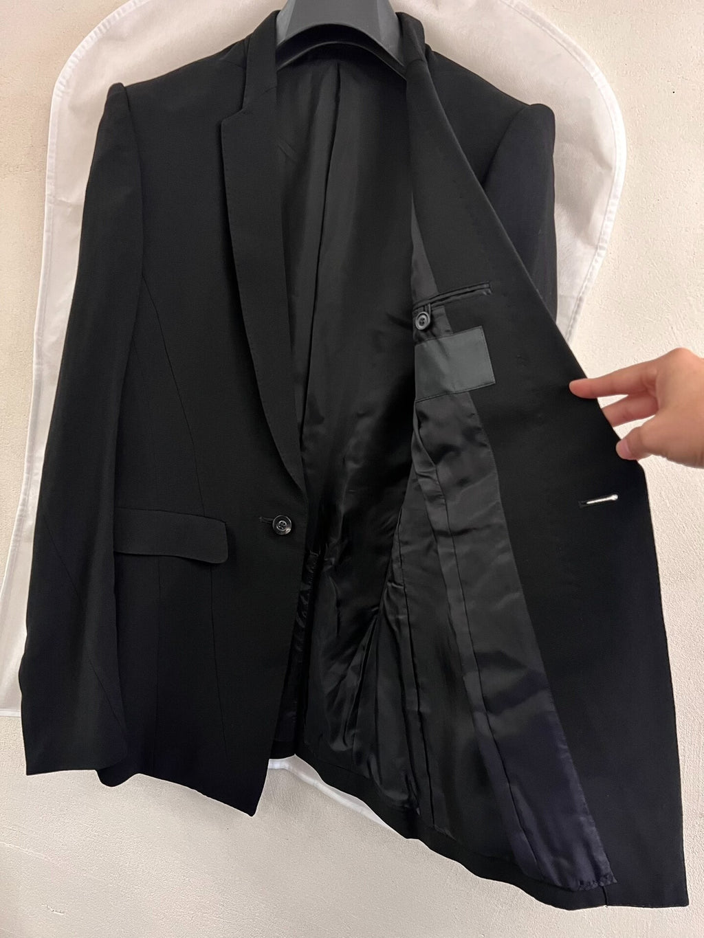 Julius_7 Padded Shoulder Suit Jacket Black Notch Lapel Suit