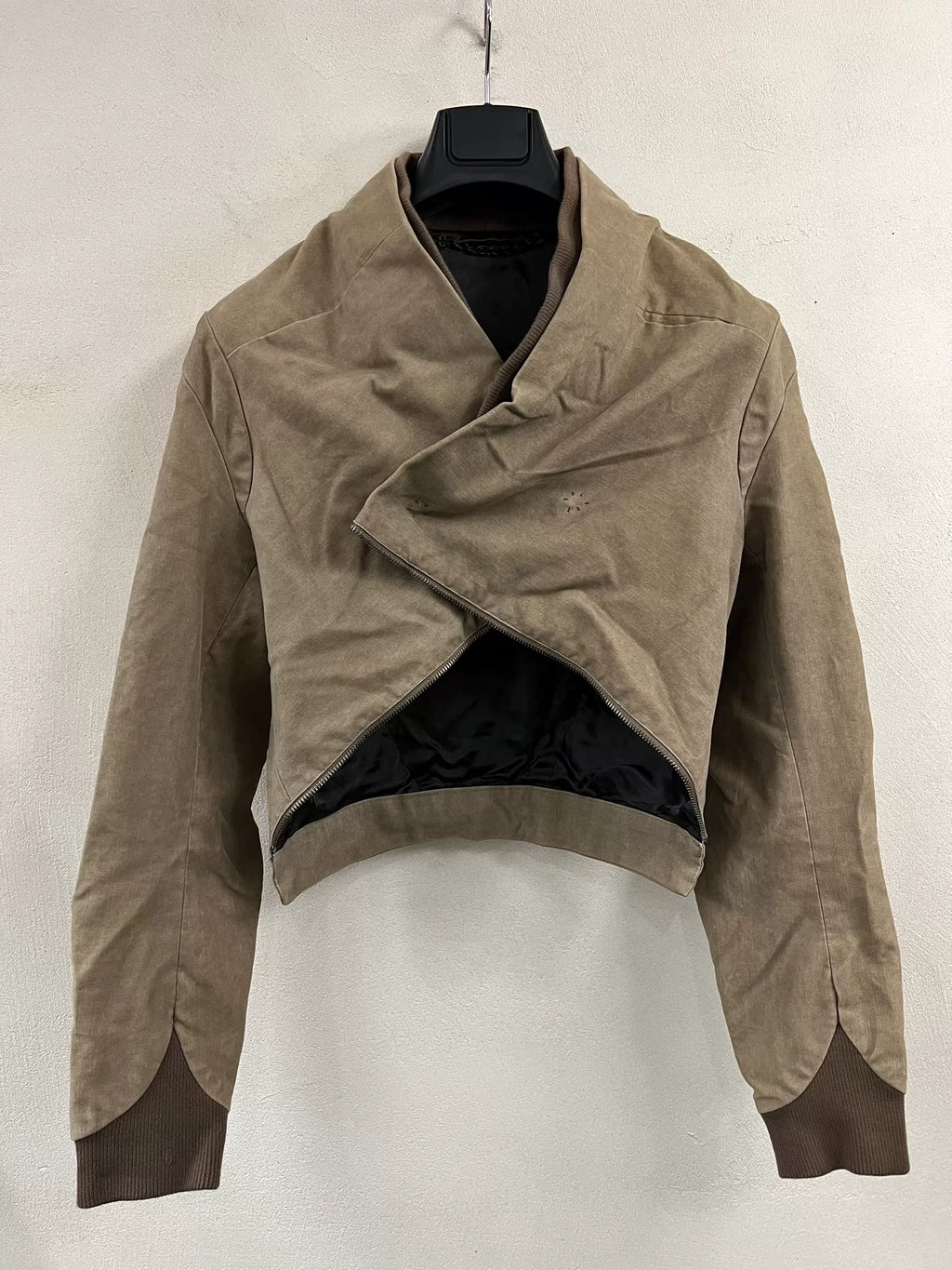 Julius_7 Short Cropped Asymmetric Cape Jacket