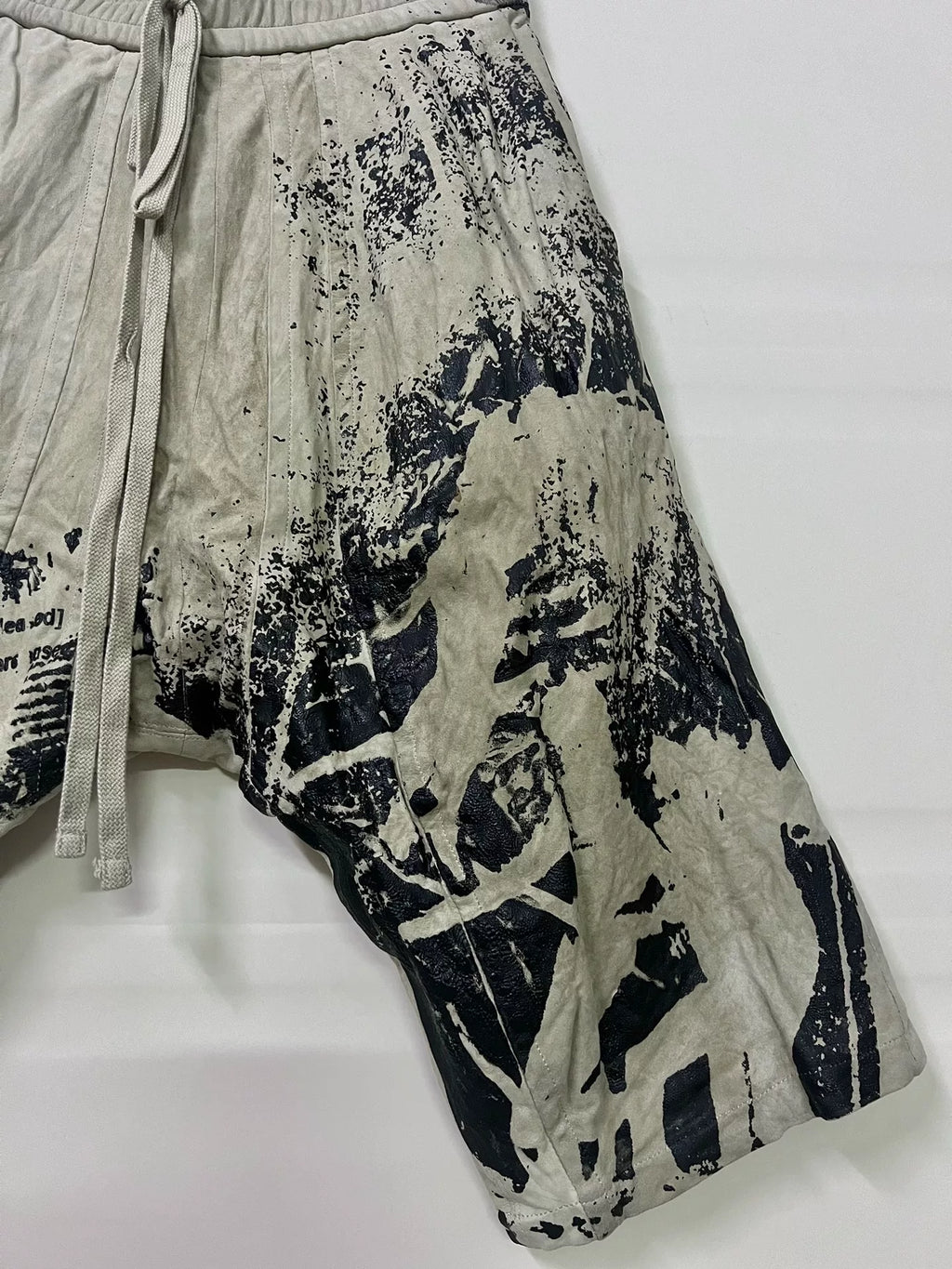 Julius_7 Suede Loose Drop-Crotch Cropped Shorts