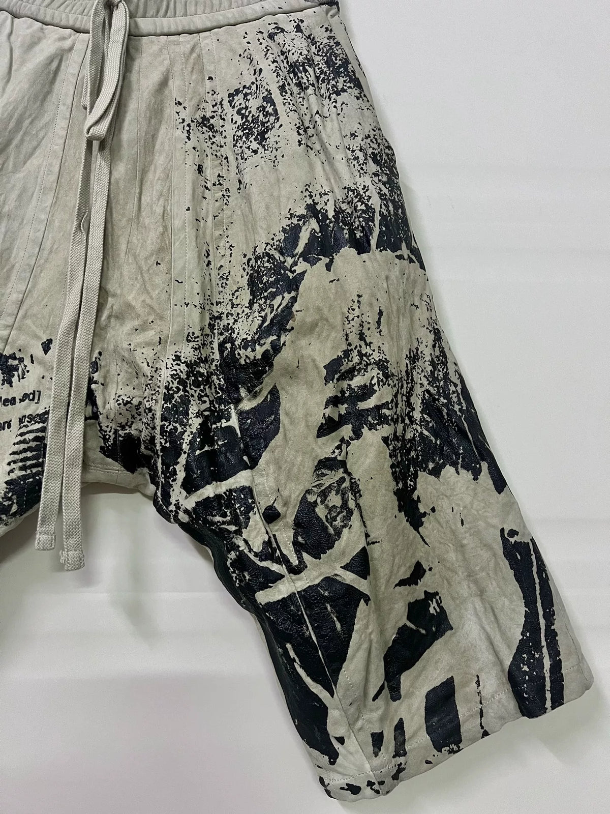 Julius_7 Suede Loose Drop-Crotch Cropped Shorts