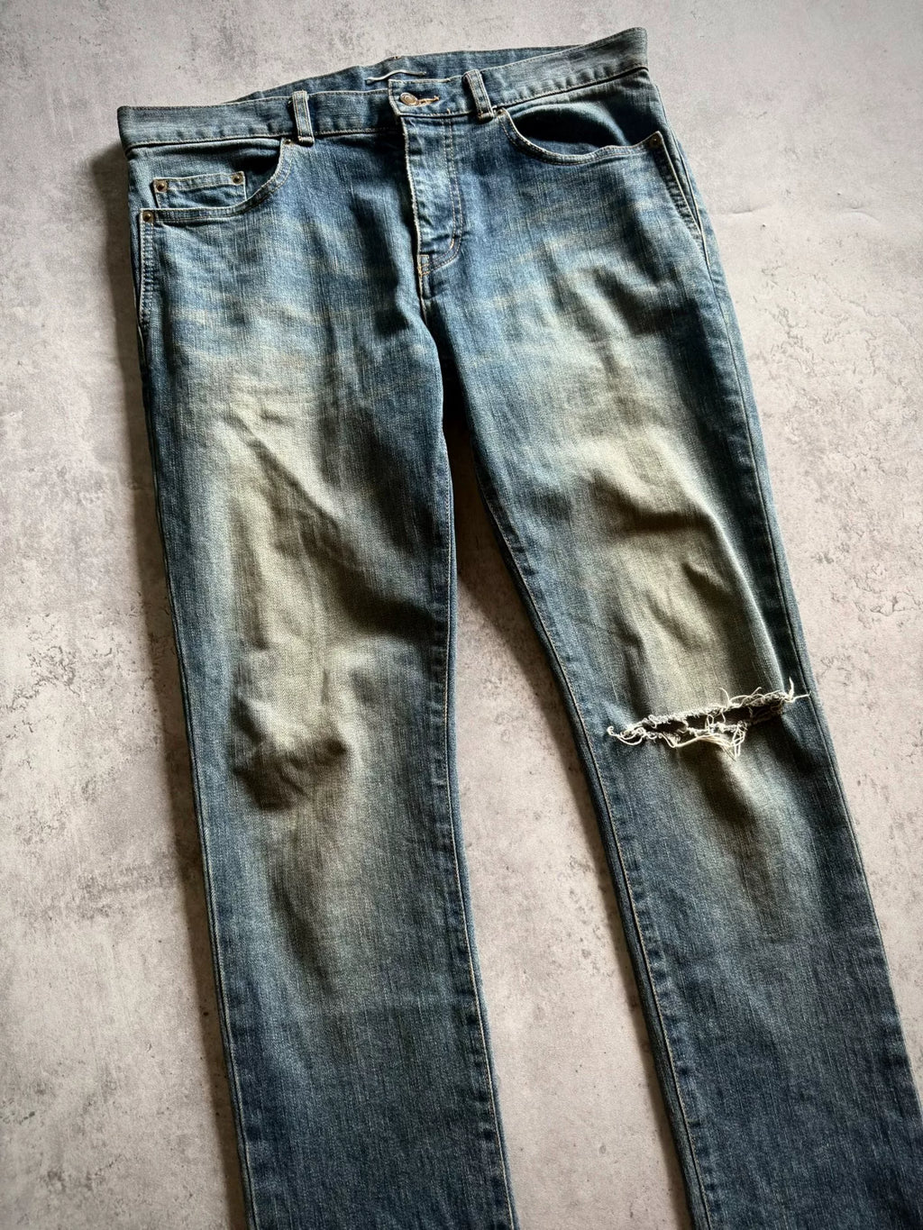 Saint Laurent 17AW Blue Washed Mud-Dyed Single-Knee Knife-Cut Jeans by Anthony Vaccarello