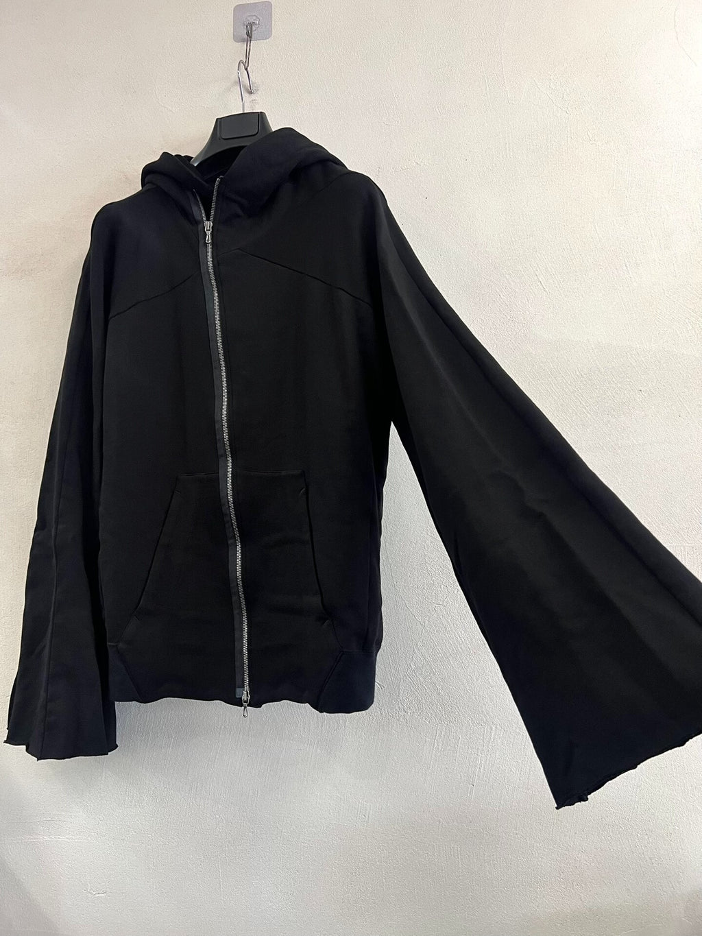 Julius_7 Side-Zip Flare Sleeve Hooded Sweatshirt