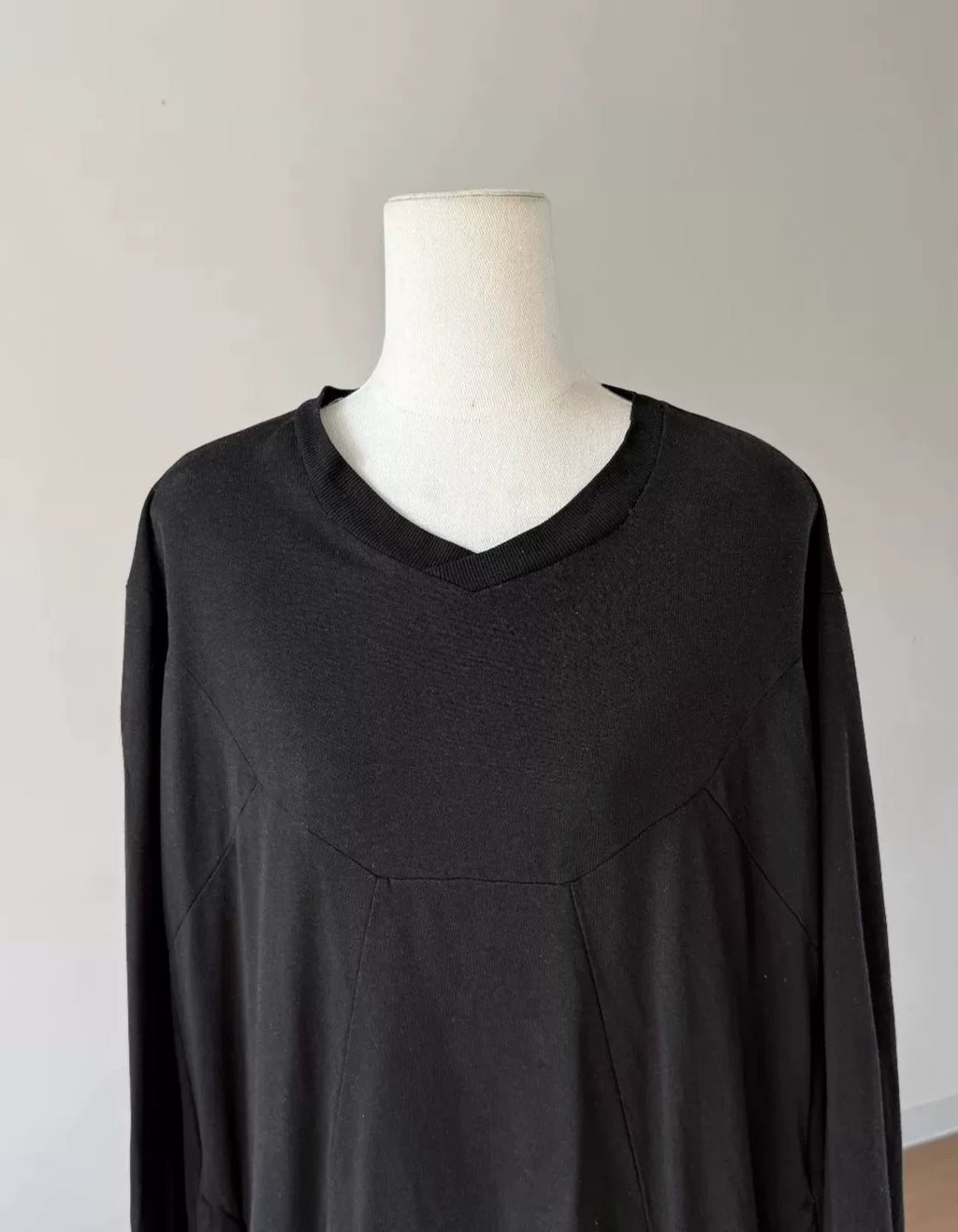 Julius 14SS Split-Collar Long Sleeve Top