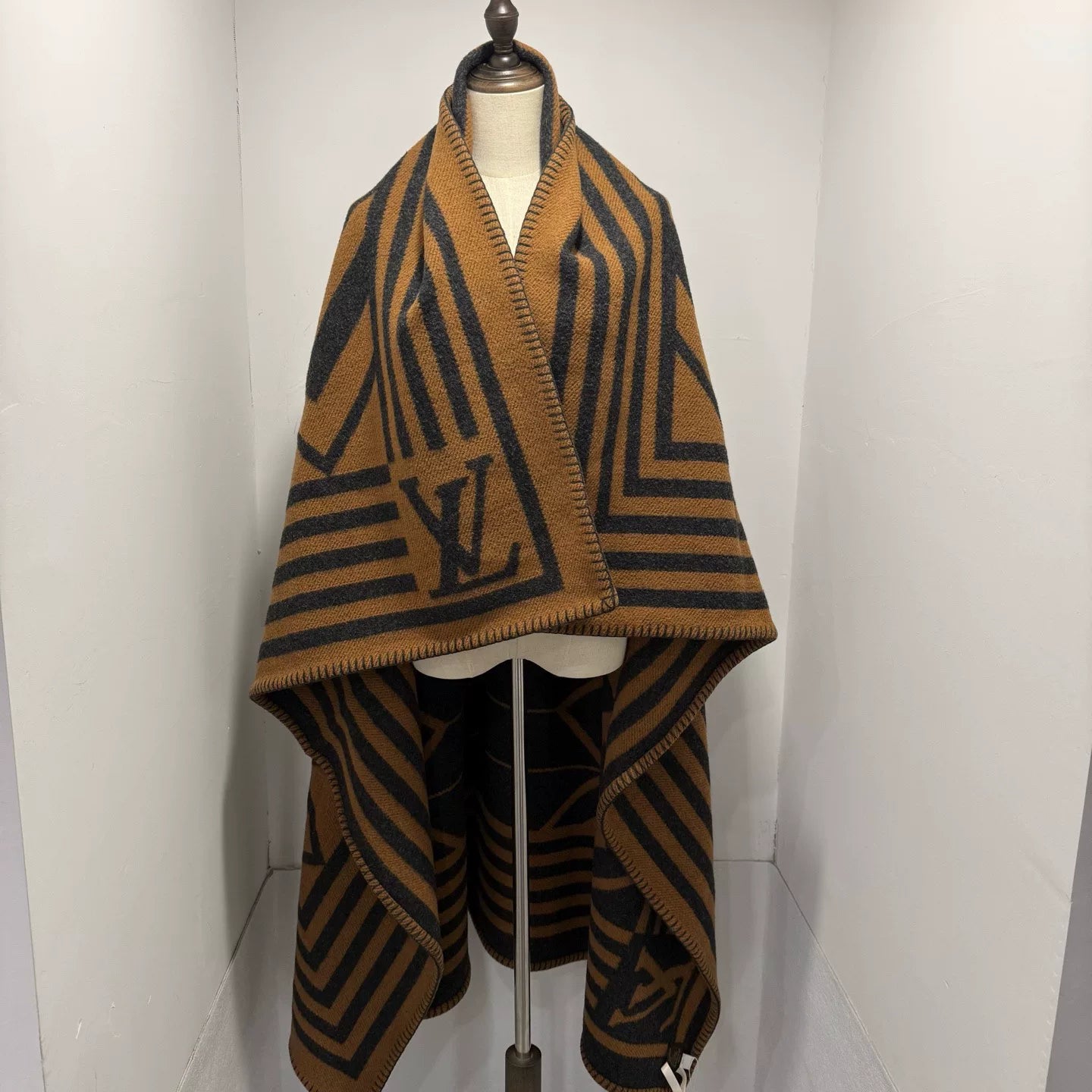 Louis Vuitton Isetan 140x140 CM Shawl