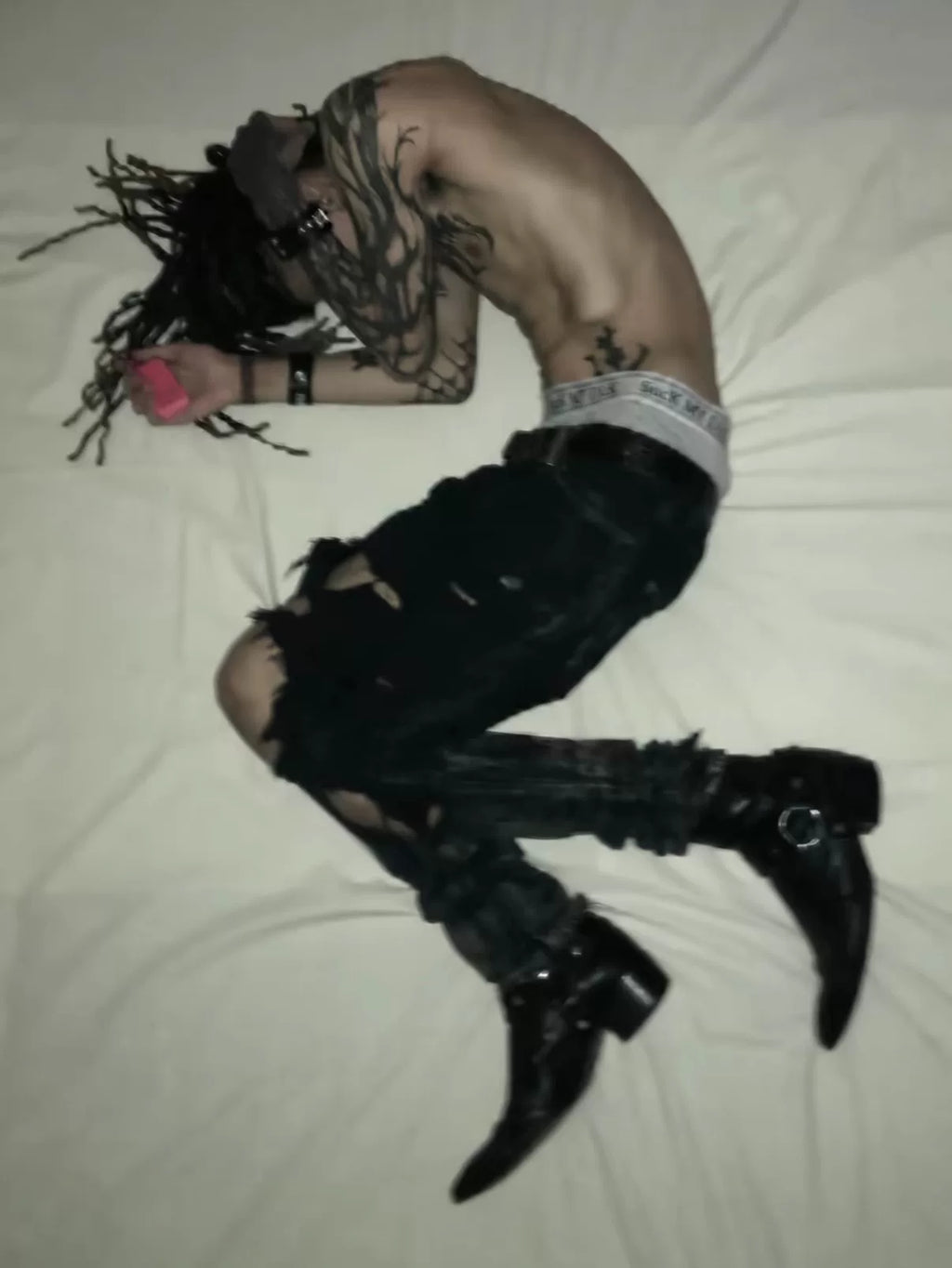 Saint Laurent Slp16fwd02 Black Distressed Jeans