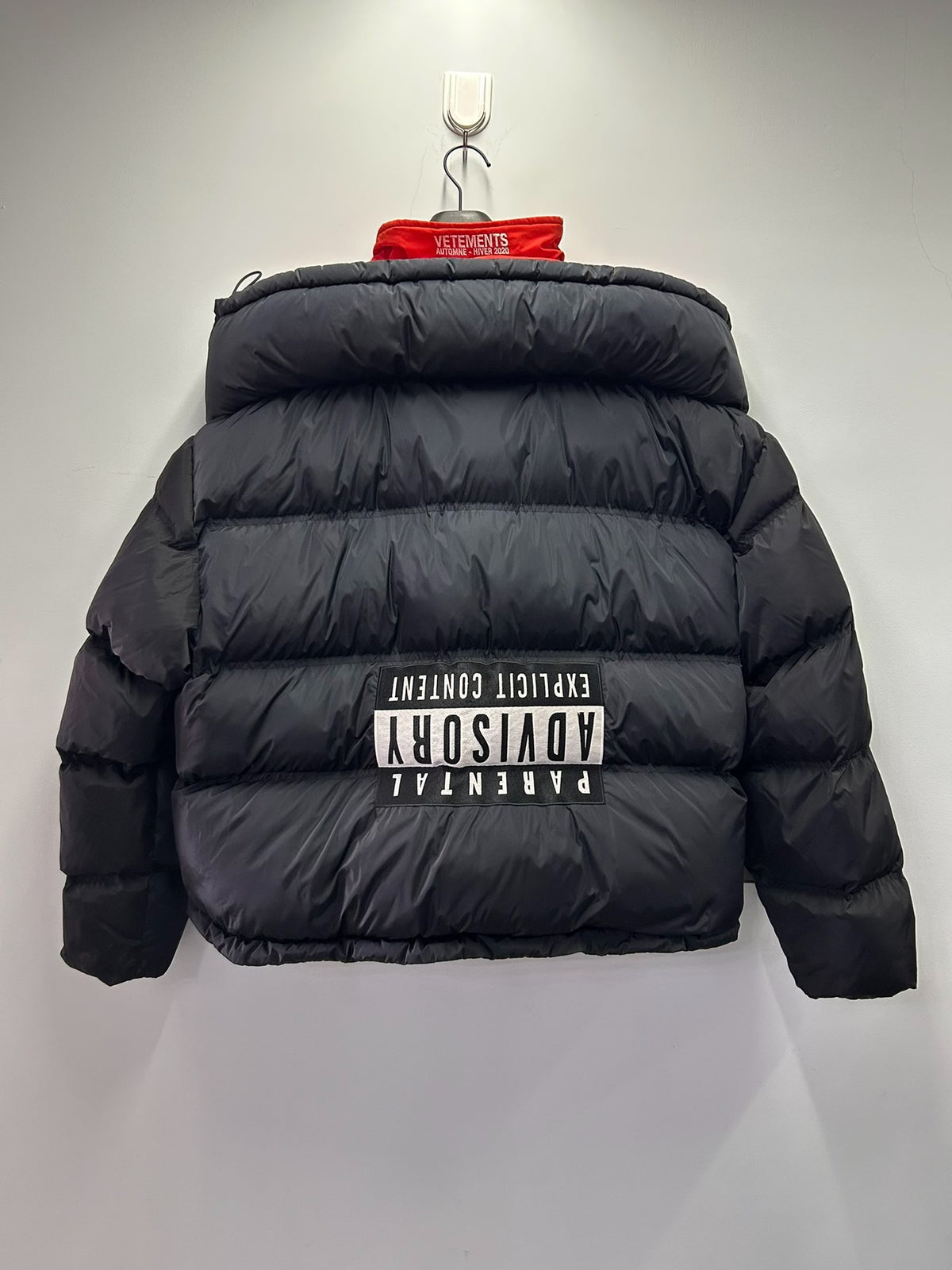 Vetements 19AW Inverted Dirty Label Wide-Shoulder Down Puffer Jacket Bomber