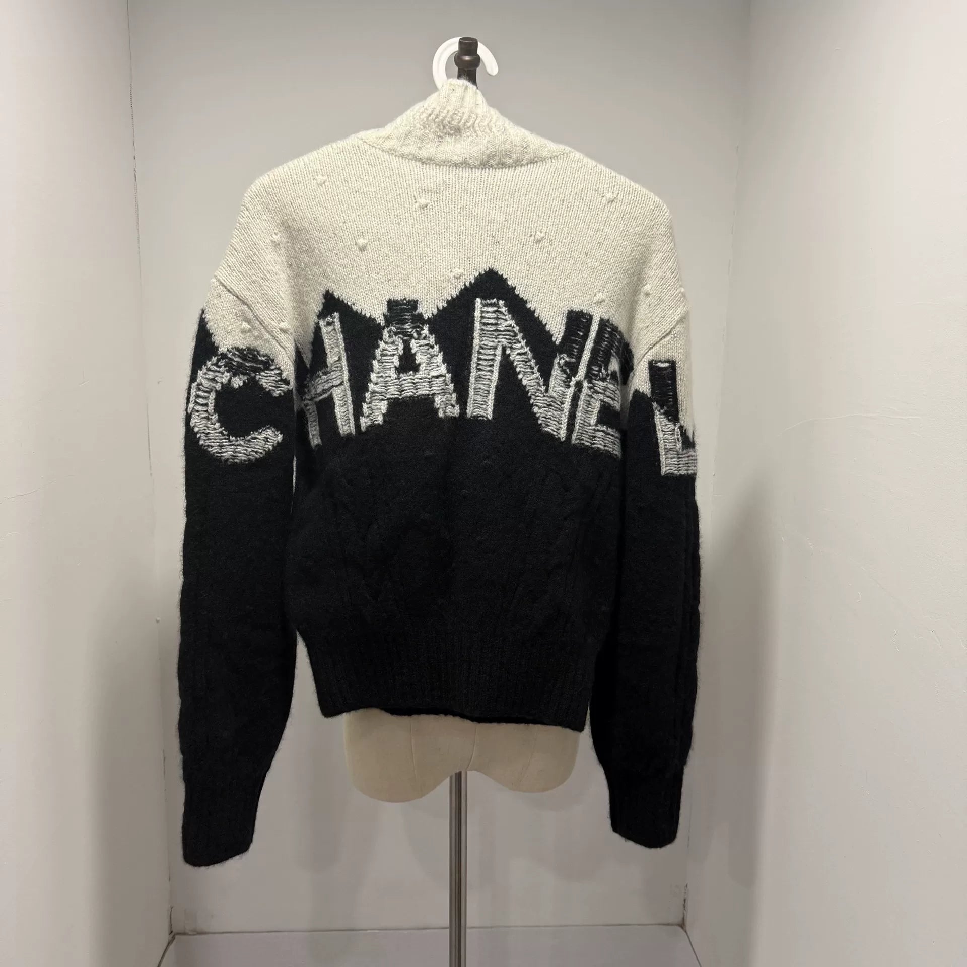 Chanel 21n Coco Neige Black White Color-Blocked Sweater