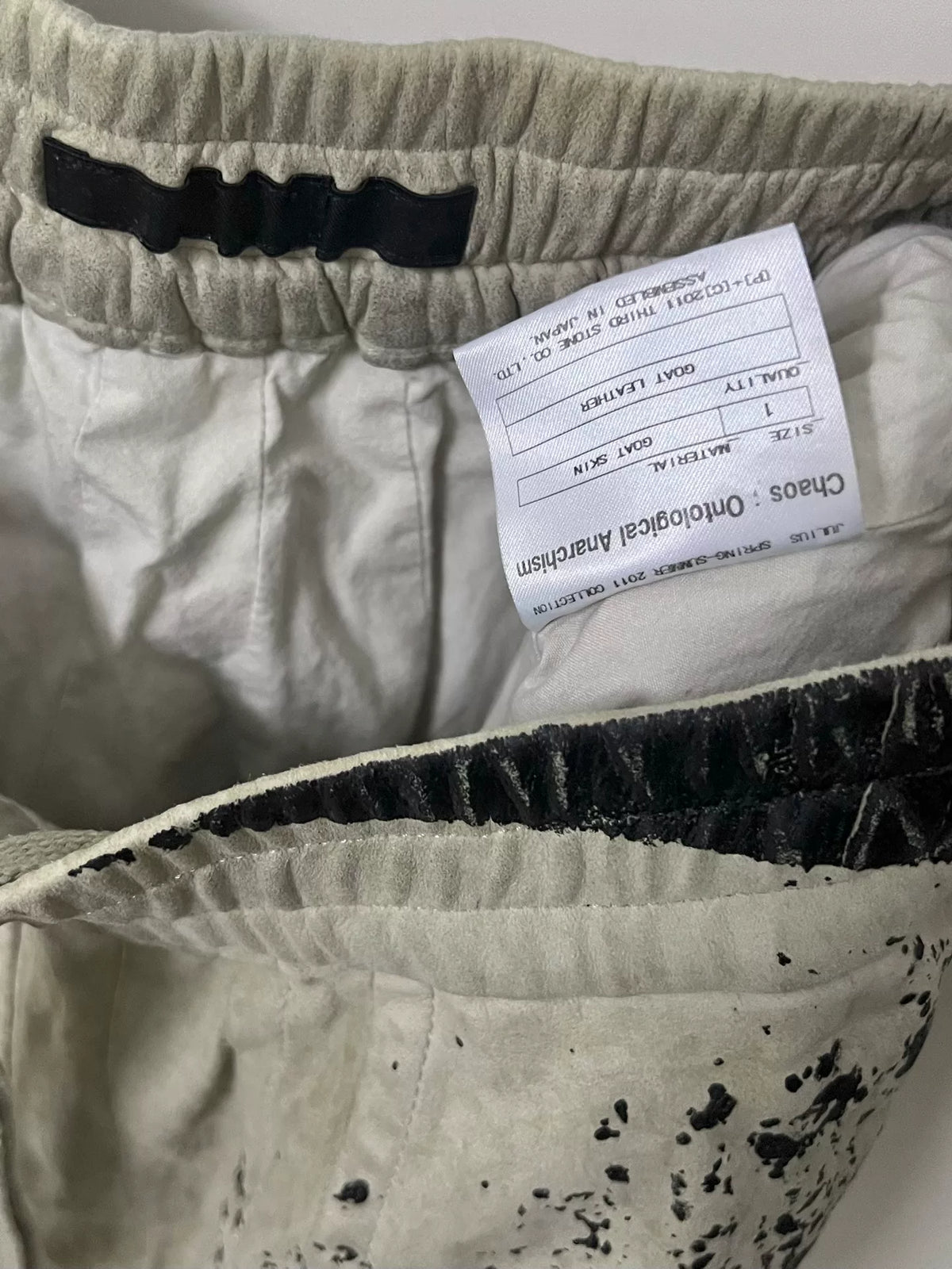 Julius_7 Suede Loose Drop-Crotch Cropped Shorts