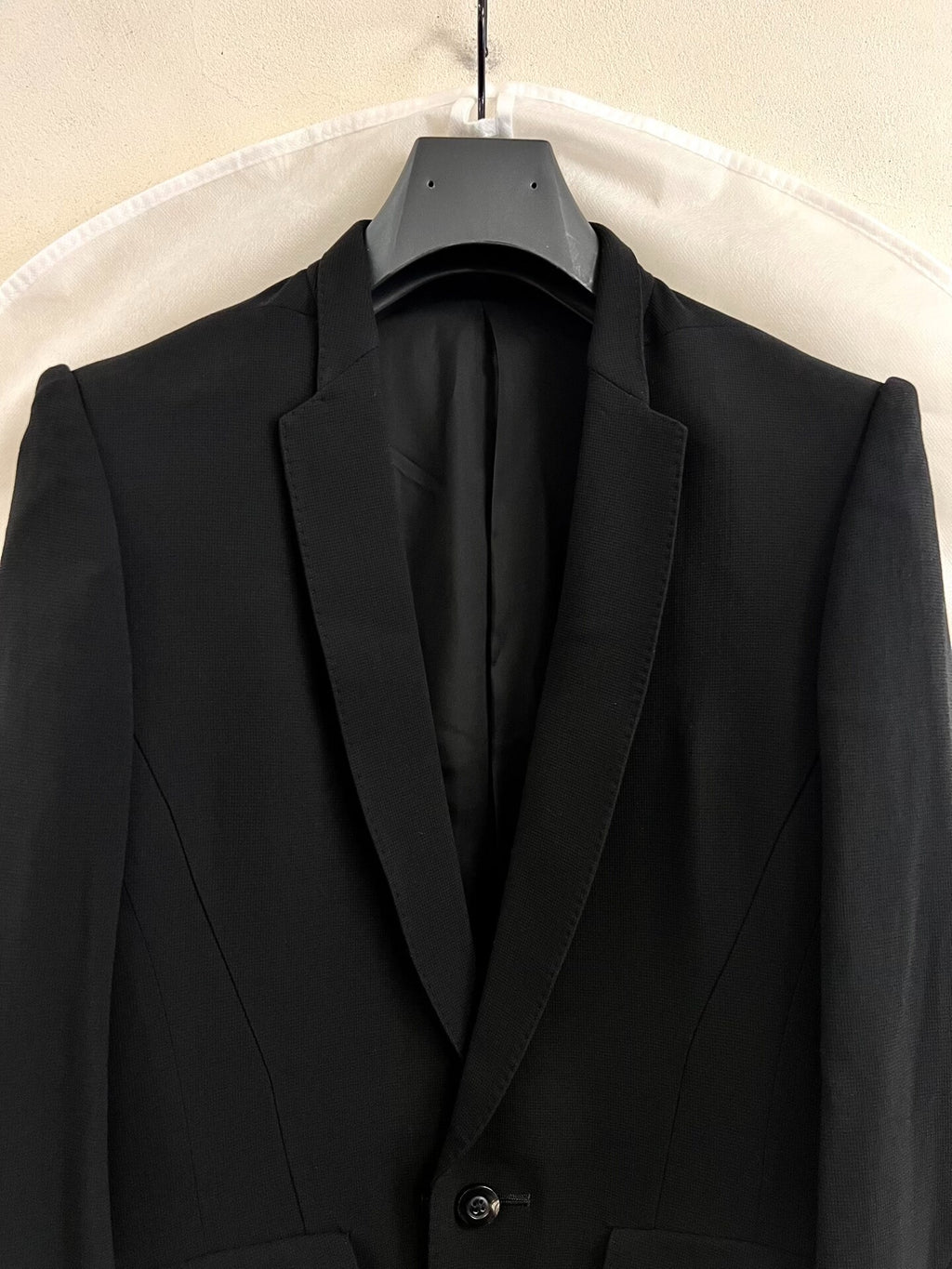 Julius_7 Padded Shoulder Suit Jacket Black Notch Lapel Suit