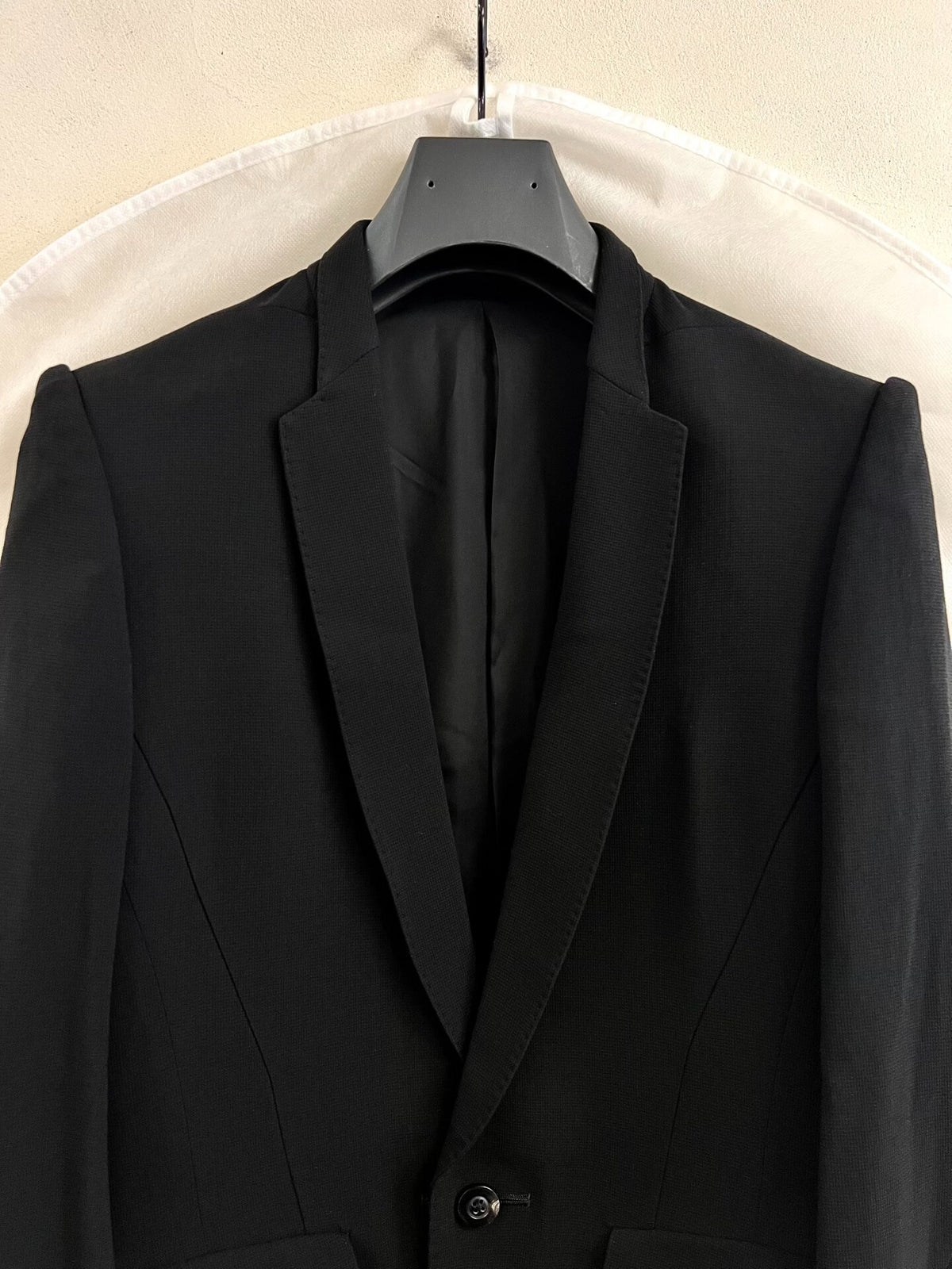 Julius_7 Padded Shoulder Suit Jacket Black Notch Lapel Suit