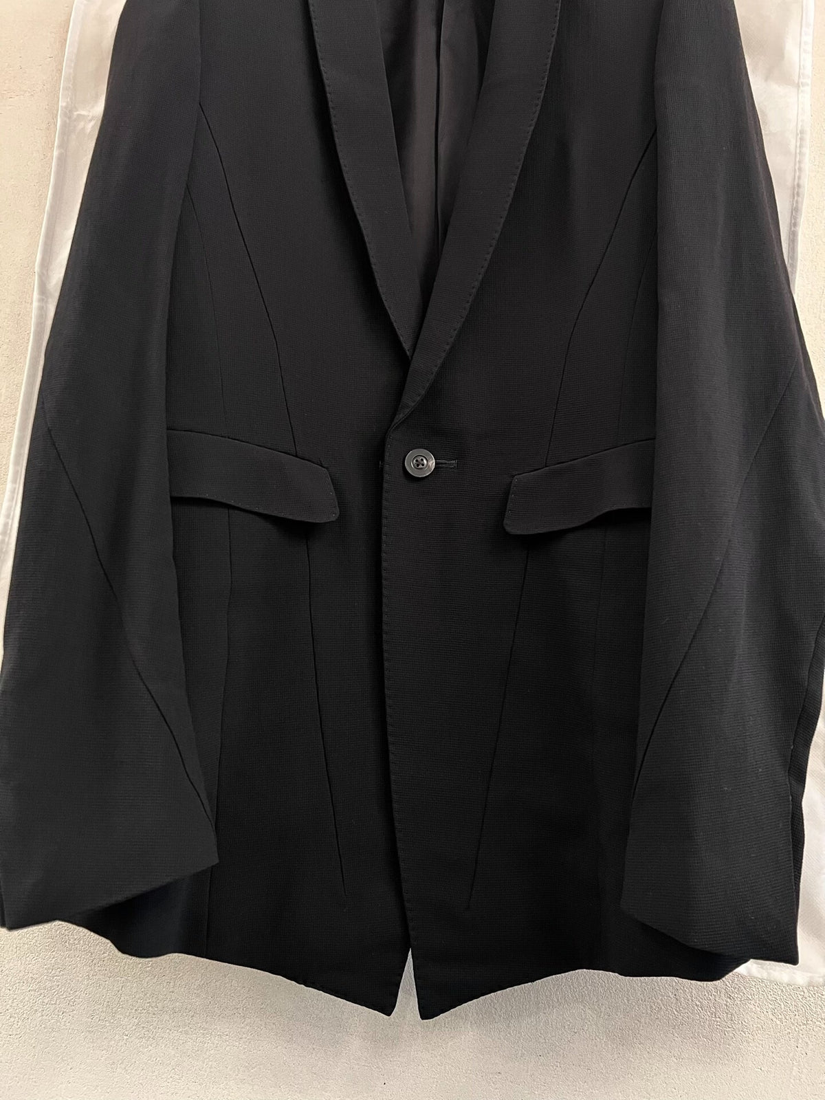 Julius_7 Padded Shoulder Suit Jacket Black Notch Lapel Suit