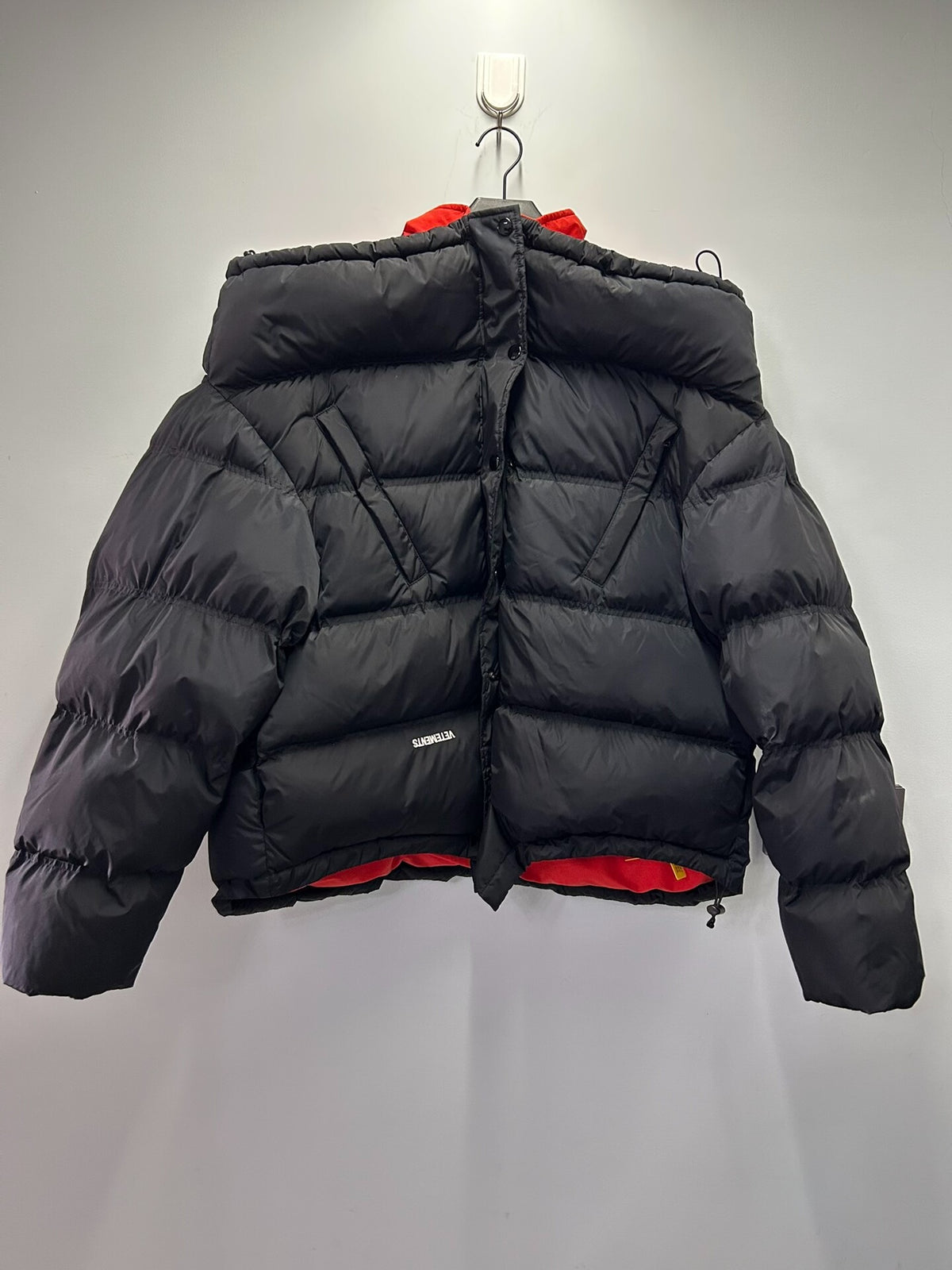 Vetements 19AW Inverted Dirty Label Wide-Shoulder Down Puffer Jacket Bomber