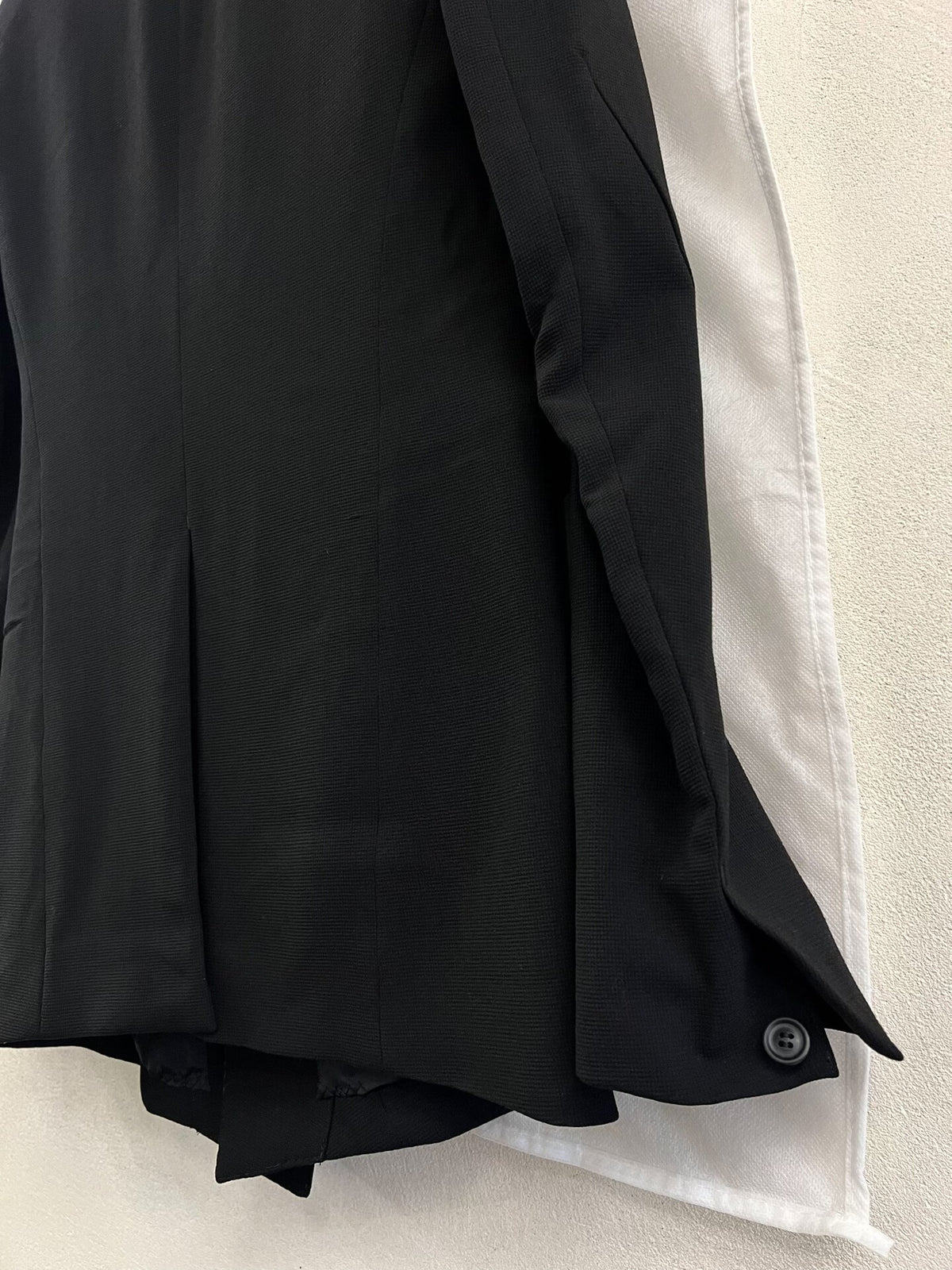 Julius_7 Padded Shoulder Suit Jacket Black Notch Lapel Suit
