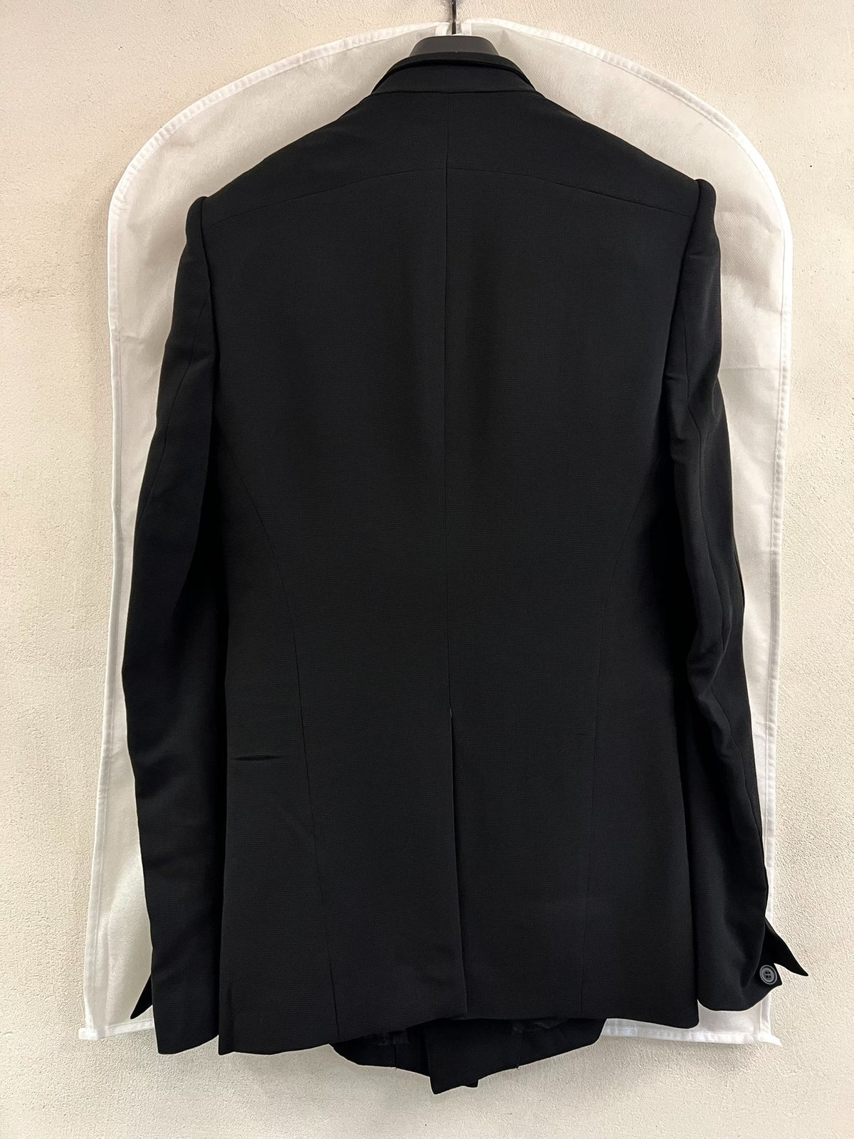 Julius_7 Padded Shoulder Suit Jacket Black Notch Lapel Suit