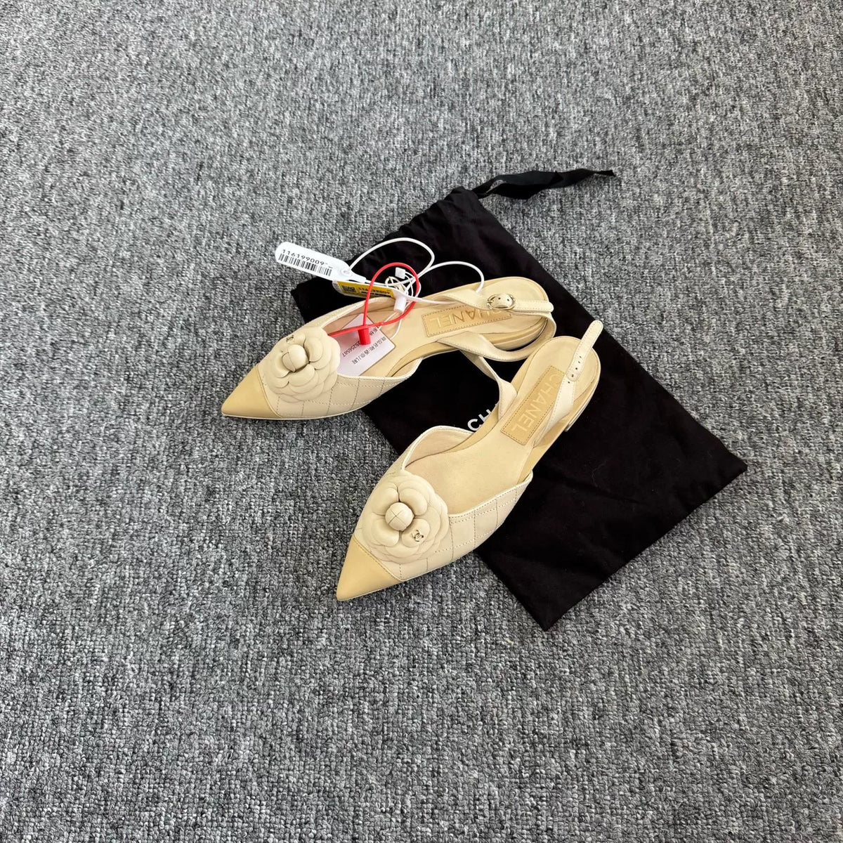 Chanel beige camellia pointed-toe shoes