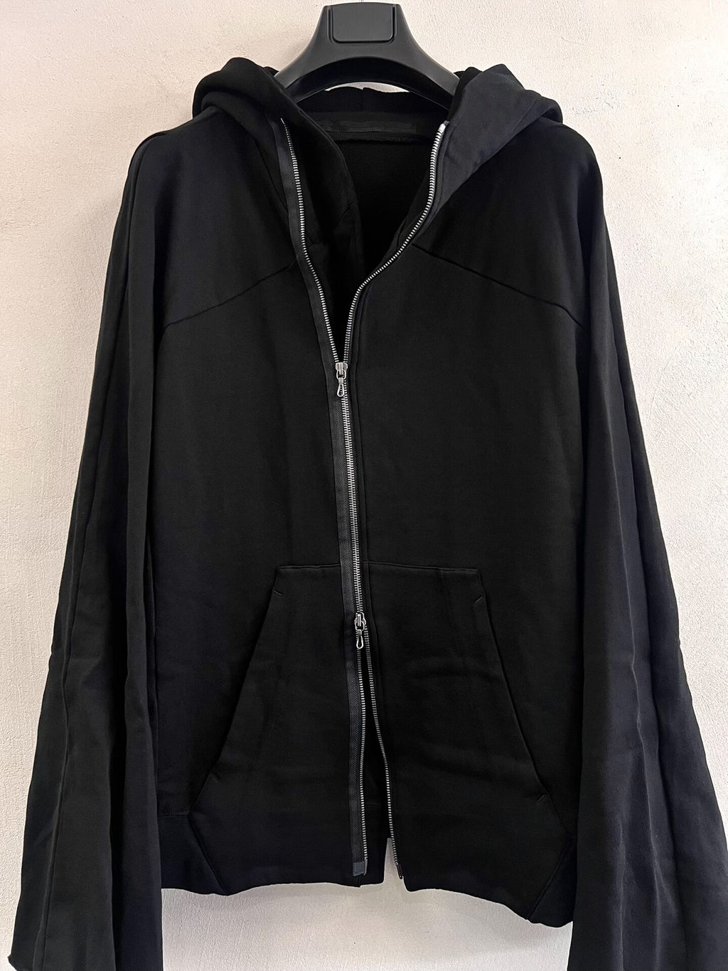 Julius_7 Side-Zip Flare Sleeve Hooded Sweatshirt