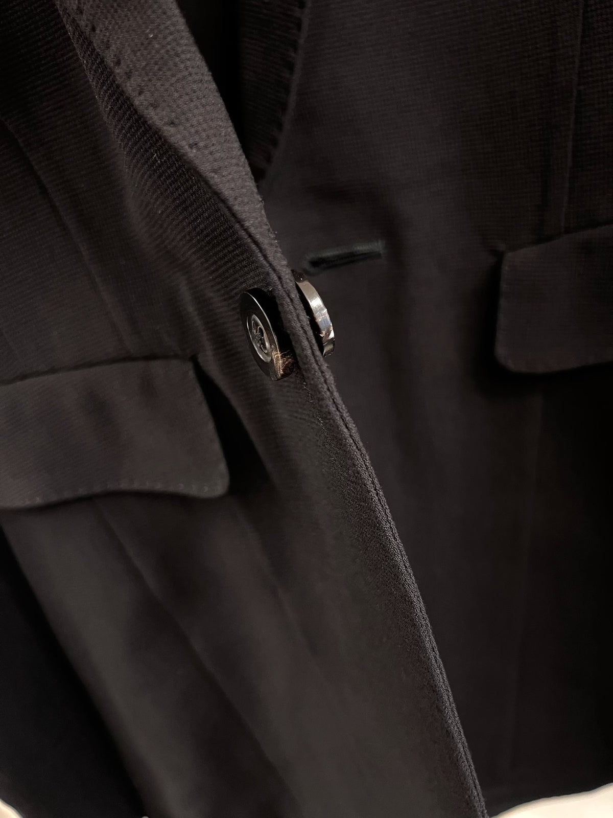 Julius_7 Padded Shoulder Suit Jacket Black Notch Lapel Suit