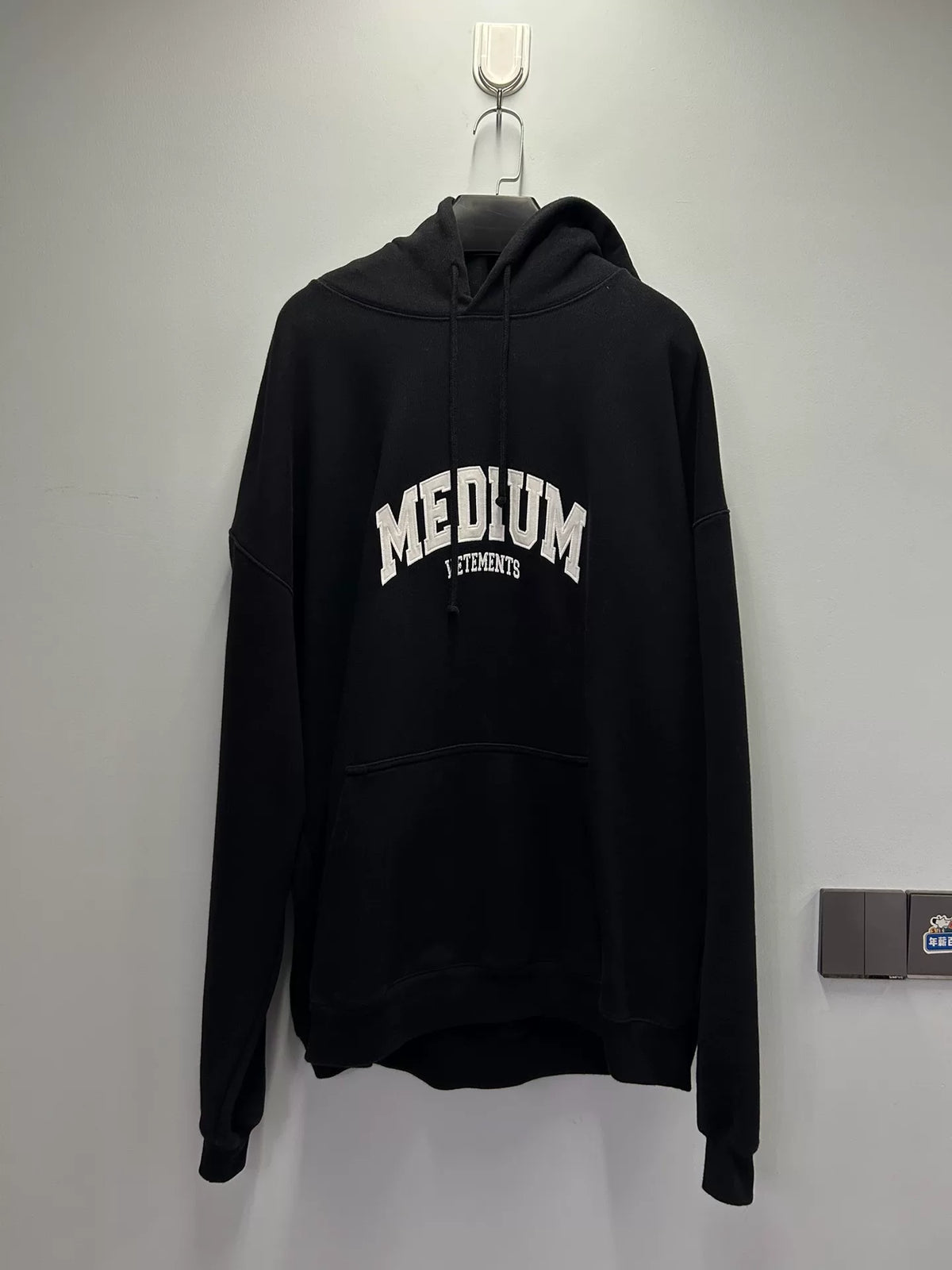 Vetements 24ss MEDIUM logo print hoodie