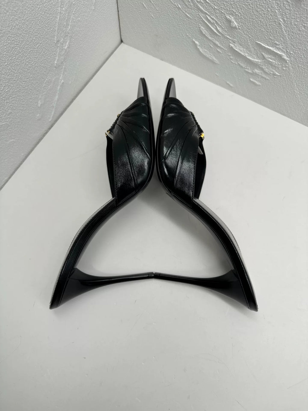 Saint Laurent 2026 Black Gold Logo Pointed-Toe Heels