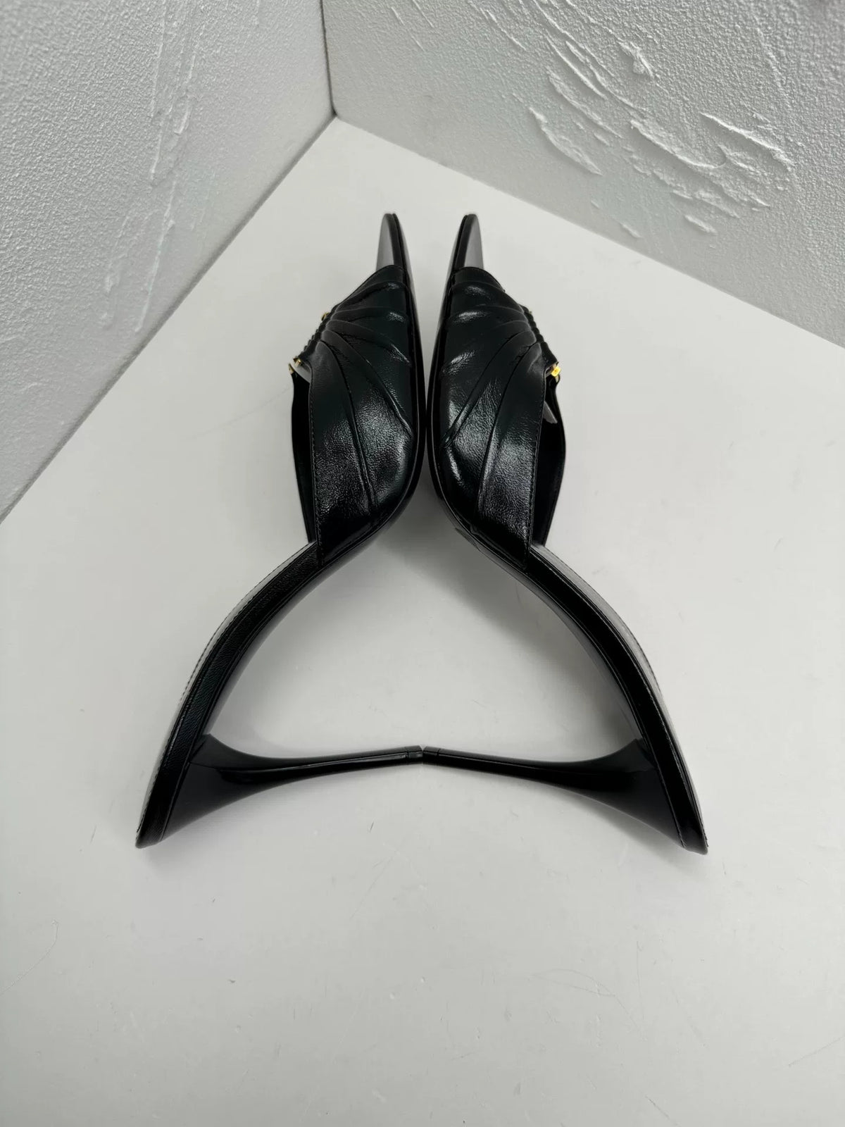 Saint Laurent 2026 Black Gold Logo Pointed-Toe Heels