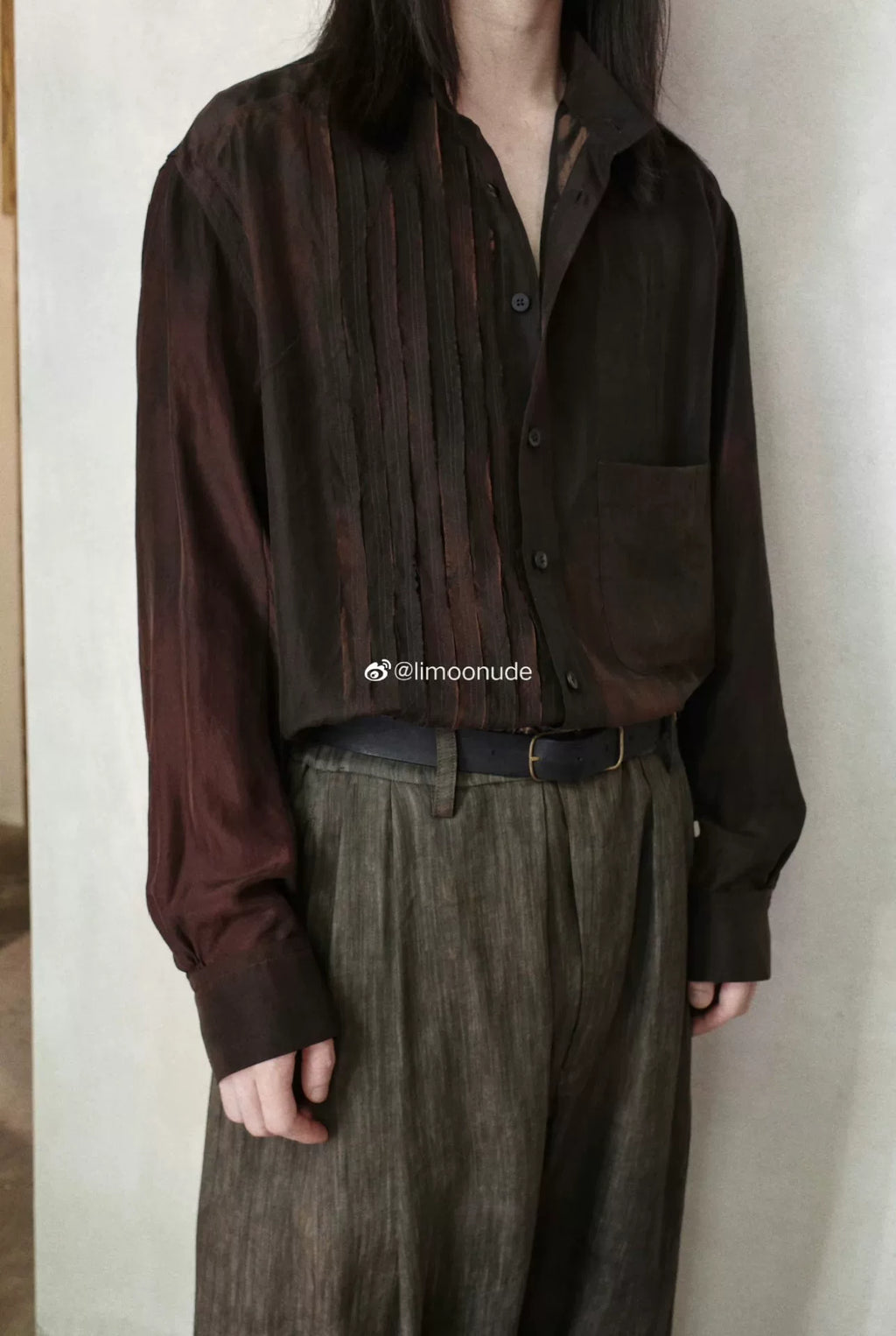 ziggy chen 23ss This is a cold-dyed rust-red accordion-pleated long-sleeved shirt