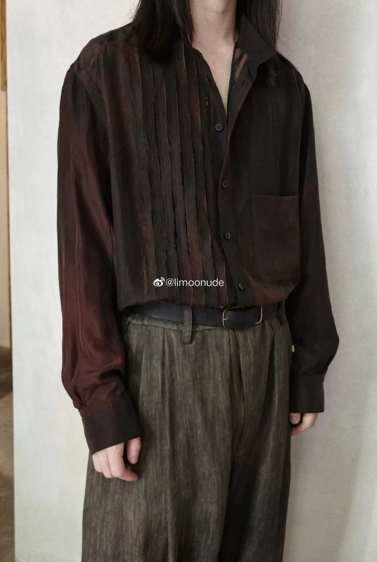ziggy chen 23ss This is a cold-dyed rust-red accordion-pleated long-sleeved shirt
