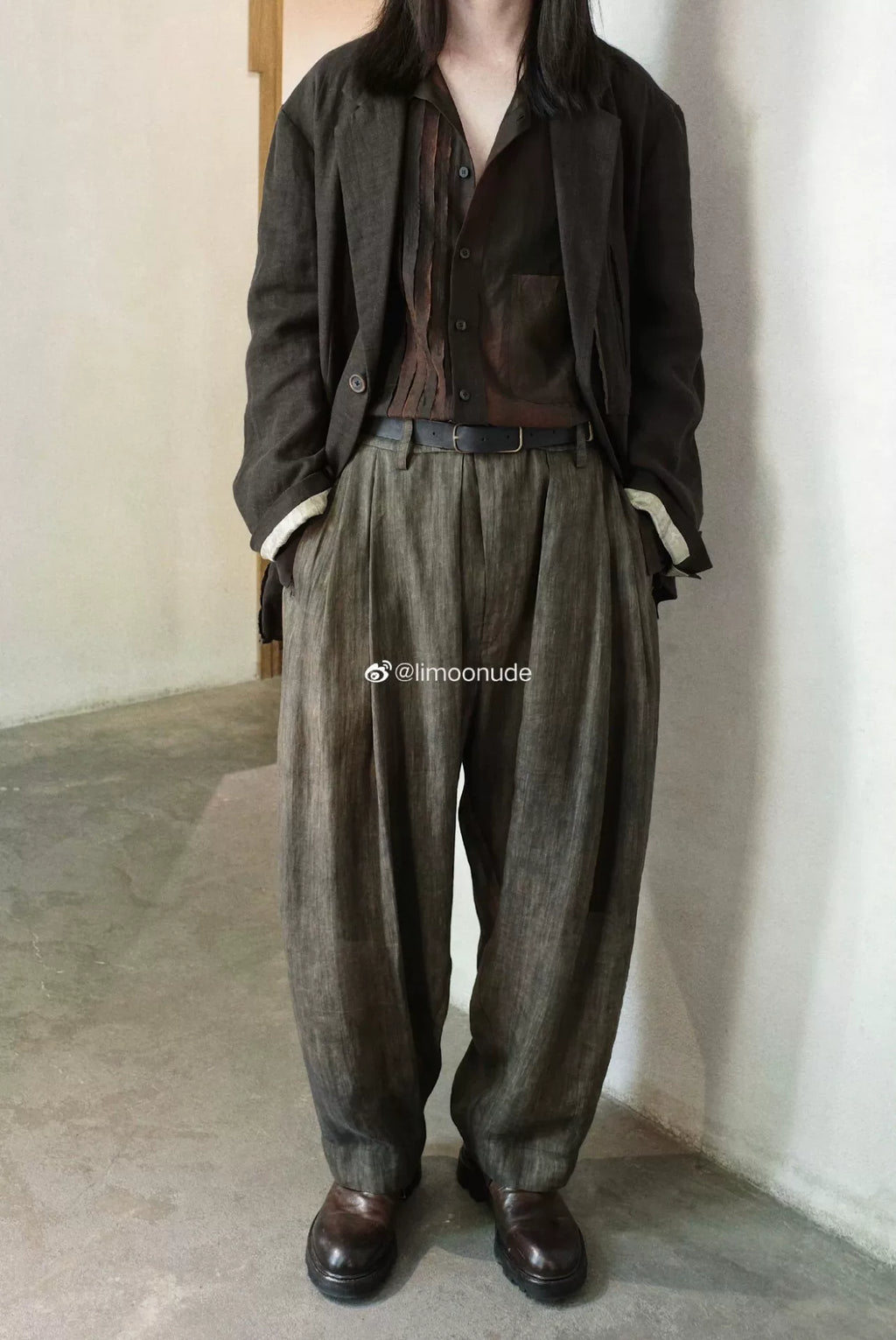 ziggy chen 23ss This is a cold-dyed rust-red accordion-pleated long-sleeved shirt