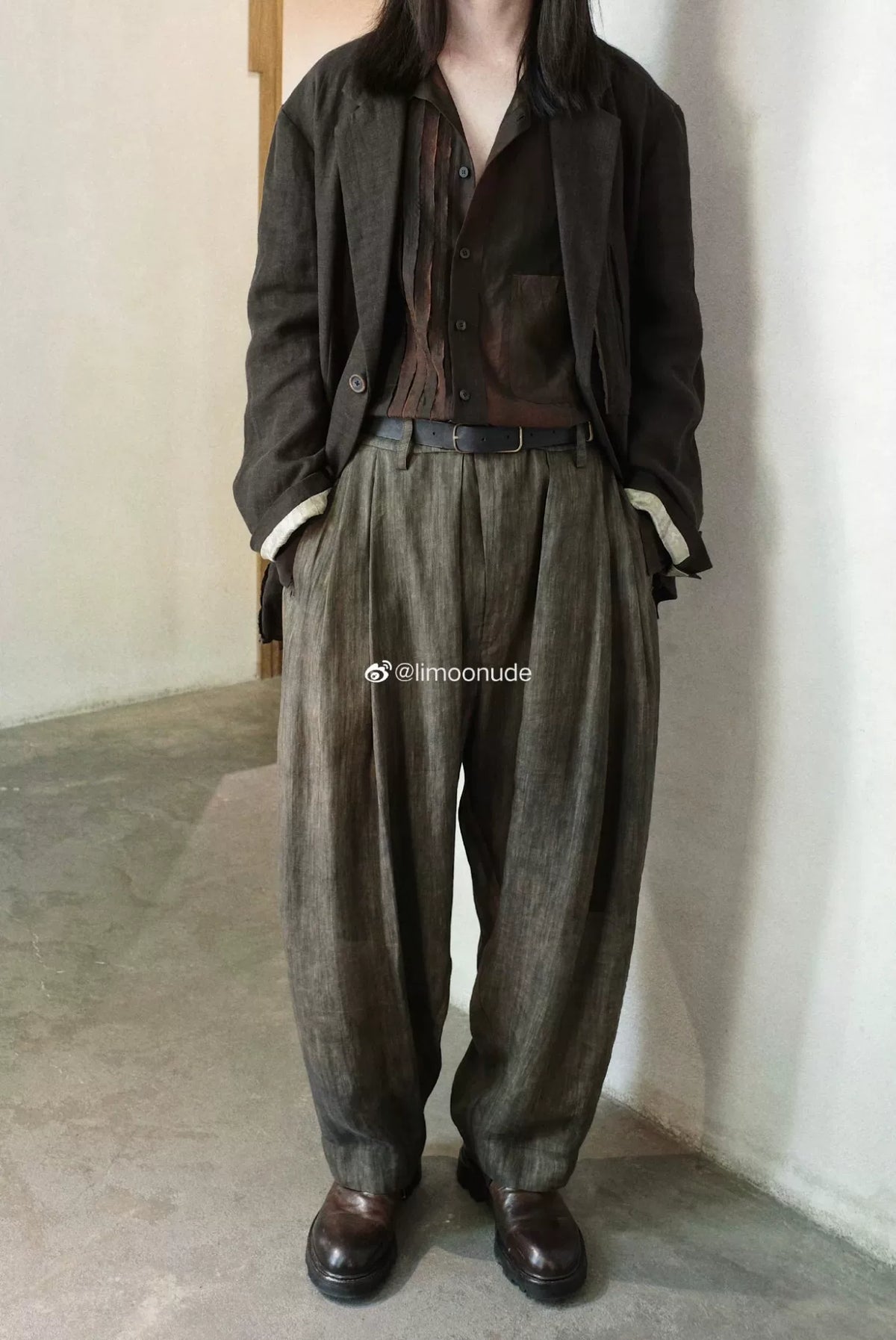 ziggy chen 23ss This is a cold-dyed rust-red accordion-pleated long-sleeved shirt