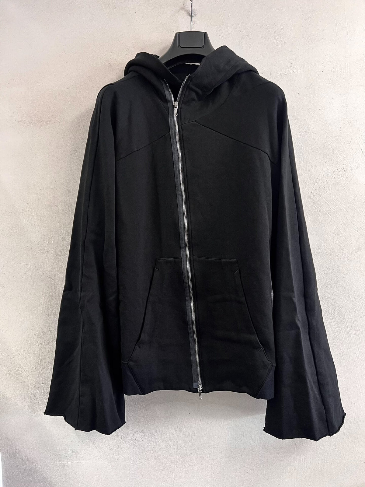 Julius_7 Side-Zip Flare Sleeve Hooded Sweatshirt