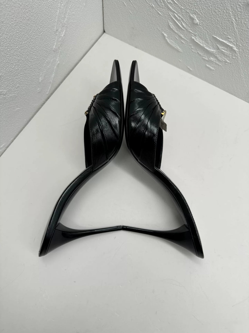 Saint Laurent 2026 Black Gold Logo Pointed-Toe Heels