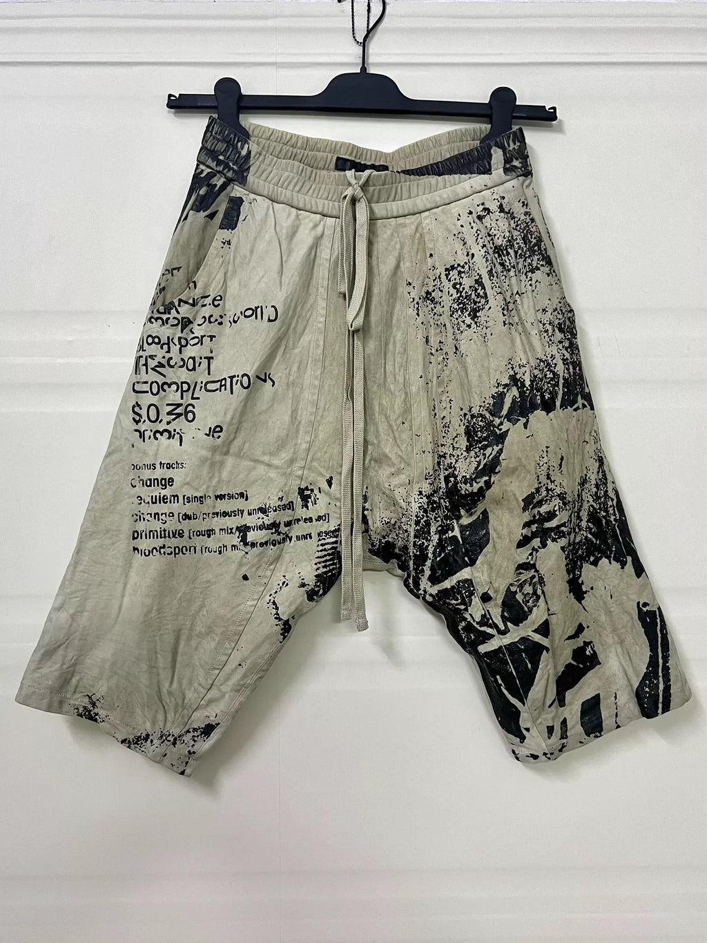 Julius_7 Suede Loose Drop-Crotch Cropped Shorts