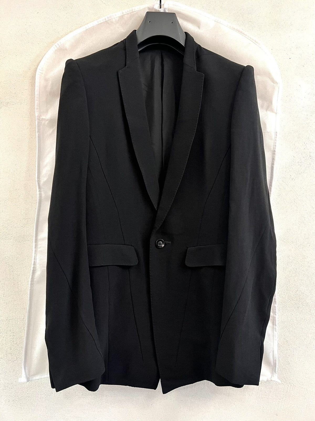 Julius_7 Padded Shoulder Suit Jacket Black Notch Lapel Suit