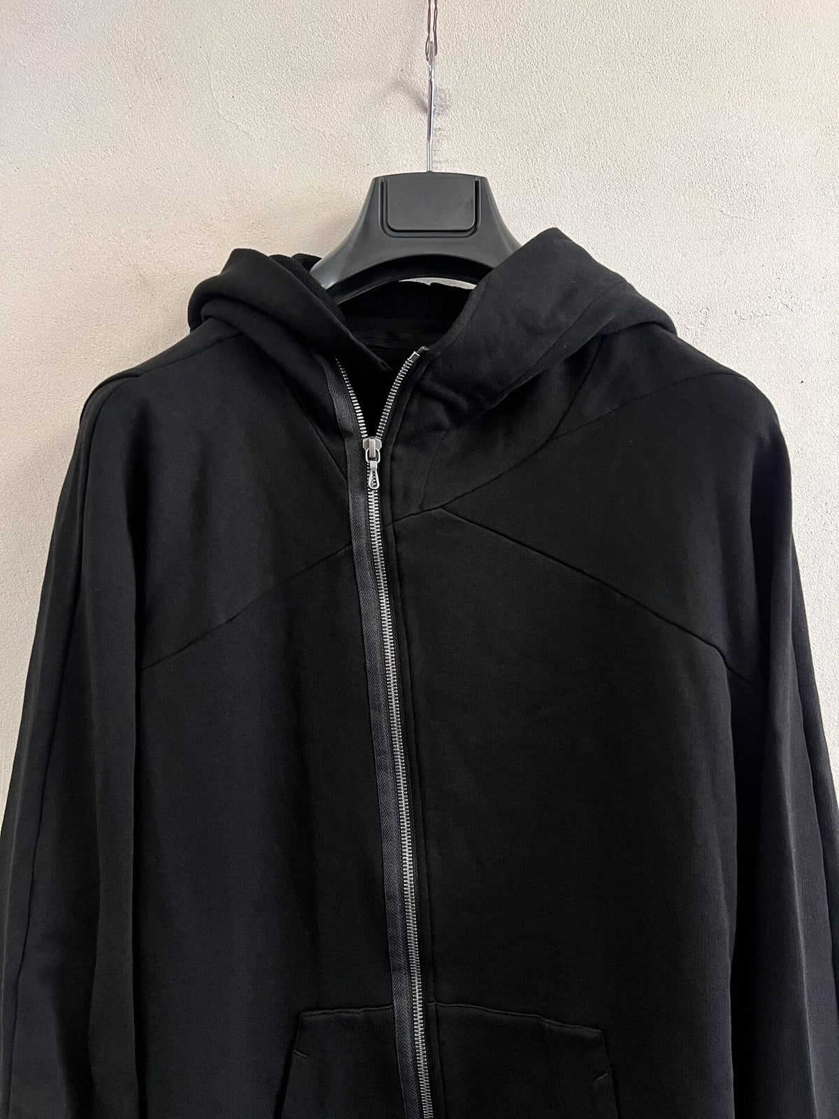 Julius_7 Side-Zip Flare Sleeve Hooded Sweatshirt